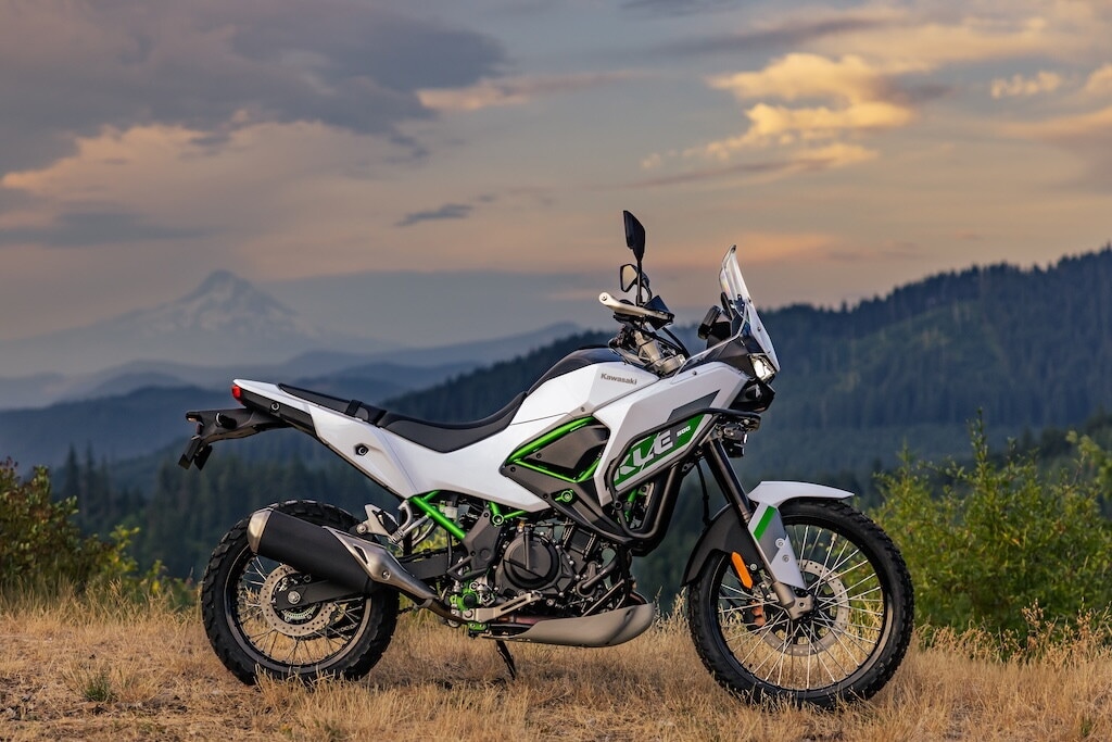 Kawasaki, il ritorno alle origini dell’avventura con la KLE500 2026: le foto