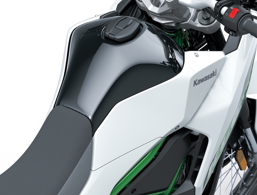 Kawasaki, il ritorno alle origini dell’avventura con la KLE500 2026: le foto