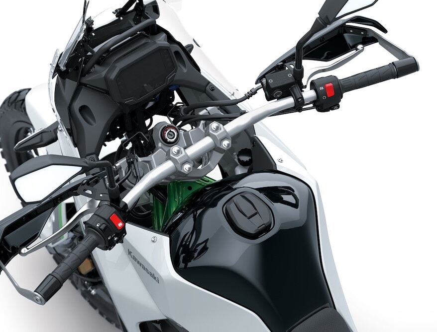 Kawasaki, il ritorno alle origini dell’avventura con la KLE500 2026: le foto