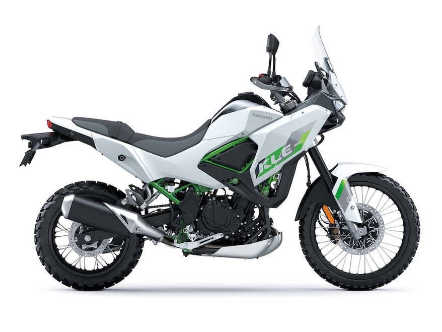 Kawasaki, il ritorno alle origini dell’avventura con la KLE500 2026: le foto
