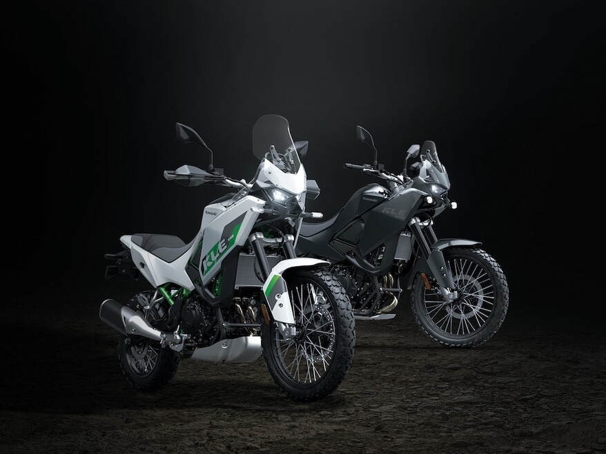 Kawasaki, il ritorno alle origini dell’avventura con la KLE500 2026: le foto