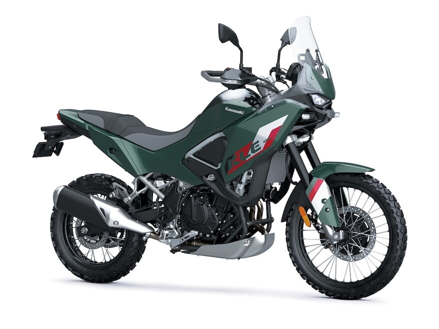 Kawasaki, il ritorno alle origini dell’avventura con la KLE500 2026: le foto