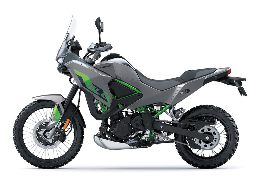 Kawasaki, il ritorno alle origini dell’avventura con la KLE500 2026: le foto