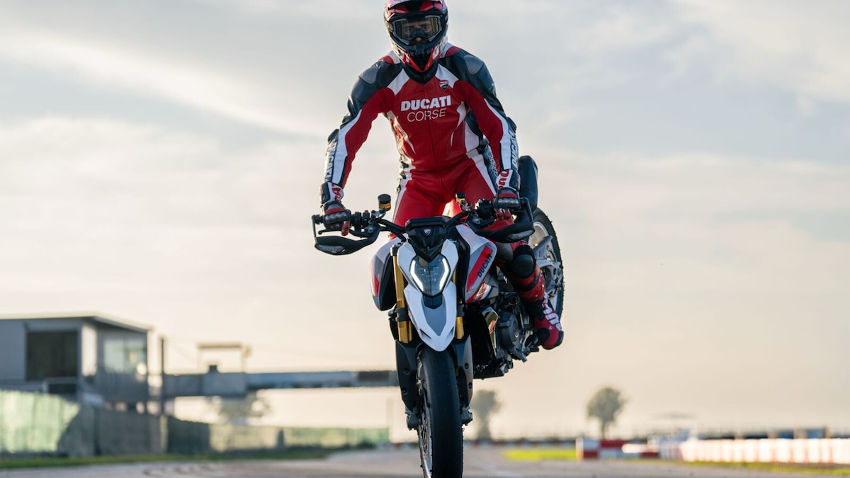 Ducati Hypermotard V2 e SP: le foto della novità presentata ad EICMA 2025