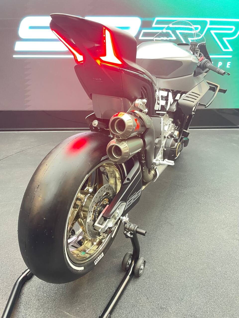 CFMOTO svela il concept della prossima SR-RR V4 ad EICMA 2025: le foto