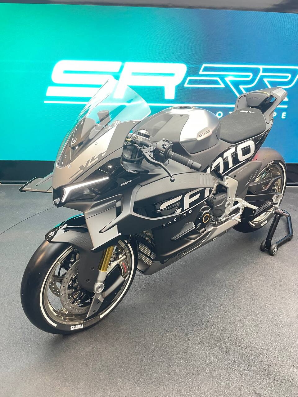 CFMOTO svela il concept della prossima SR-RR V4 ad EICMA 2025: le foto