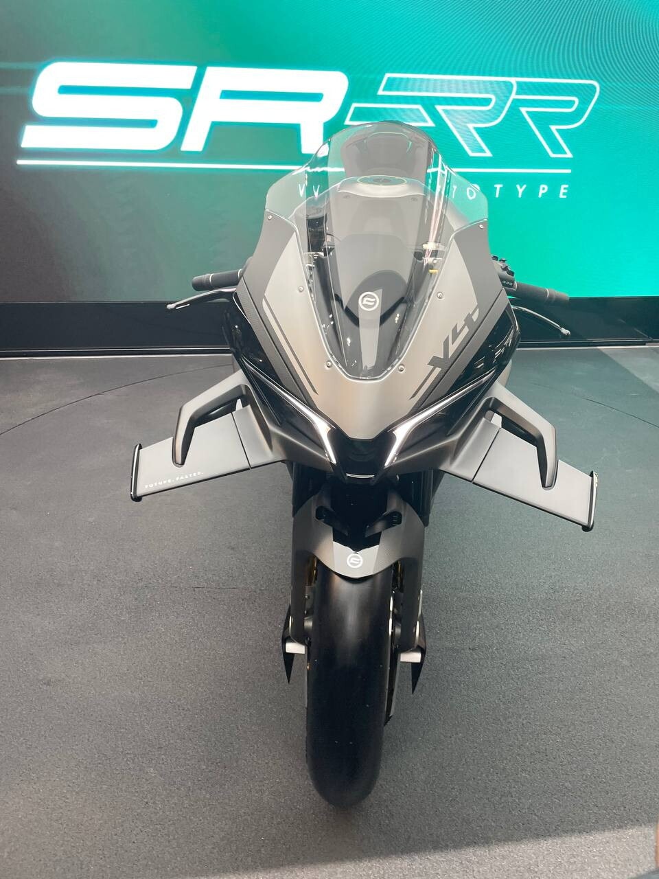 CFMOTO svela il concept della prossima SR-RR V4 ad EICMA 2025: le foto