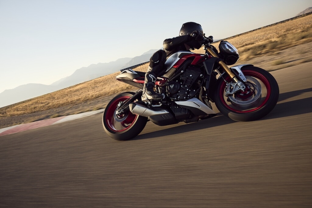 Triumph, le foto della Street Triple 765 RX: dettagli e stile della nuova naked sportiva