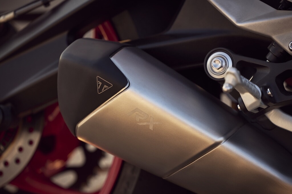 Triumph, le foto della Street Triple 765 RX: dettagli e stile della nuova naked sportiva