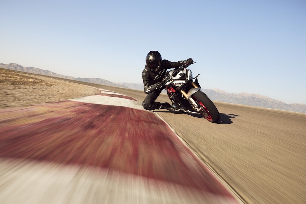 Triumph, le foto della Street Triple 765 RX: dettagli e stile della nuova naked sportiva