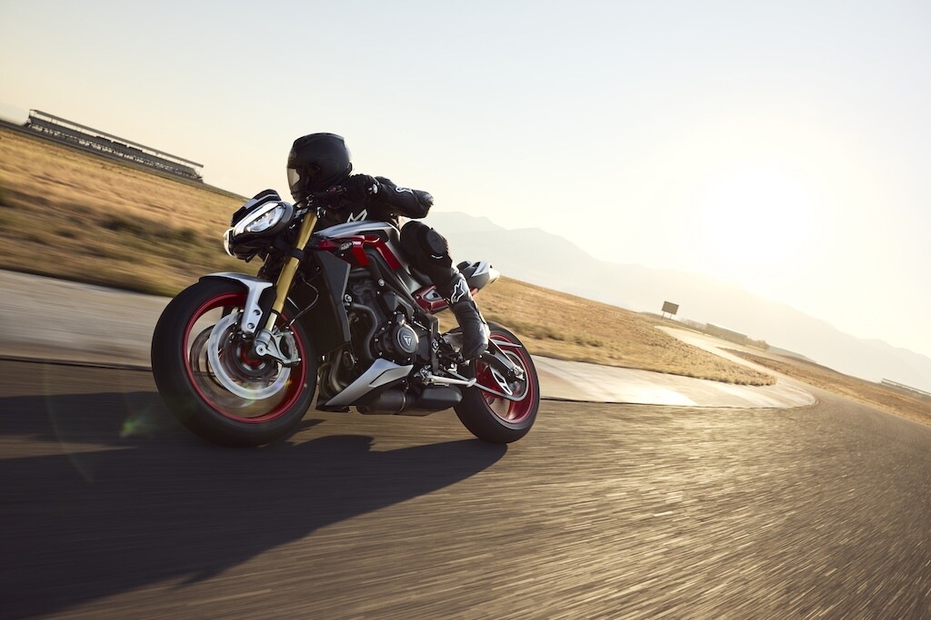 Triumph, le foto della Street Triple 765 RX: dettagli e stile della nuova naked sportiva