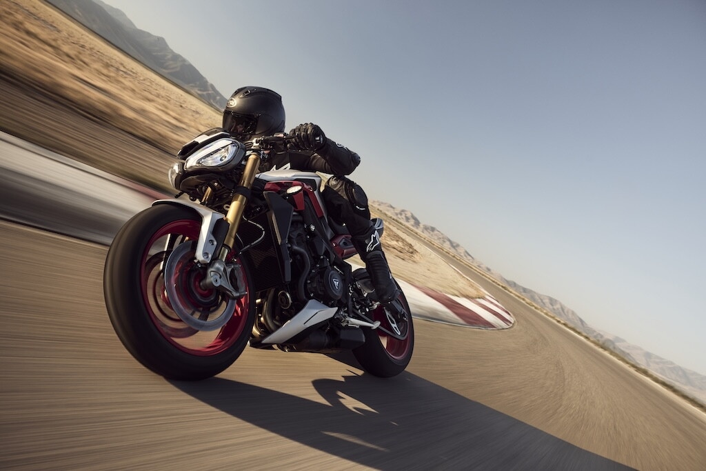 Triumph, le foto della Street Triple 765 RX: dettagli e stile della nuova naked sportiva