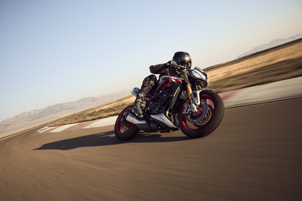 Triumph, le foto della Street Triple 765 RX: dettagli e stile della nuova naked sportiva