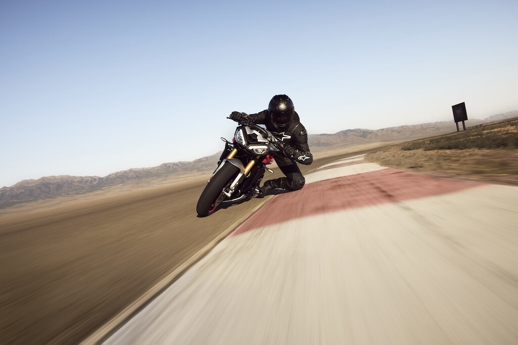 Triumph, le foto della Street Triple 765 RX: dettagli e stile della nuova naked sportiva