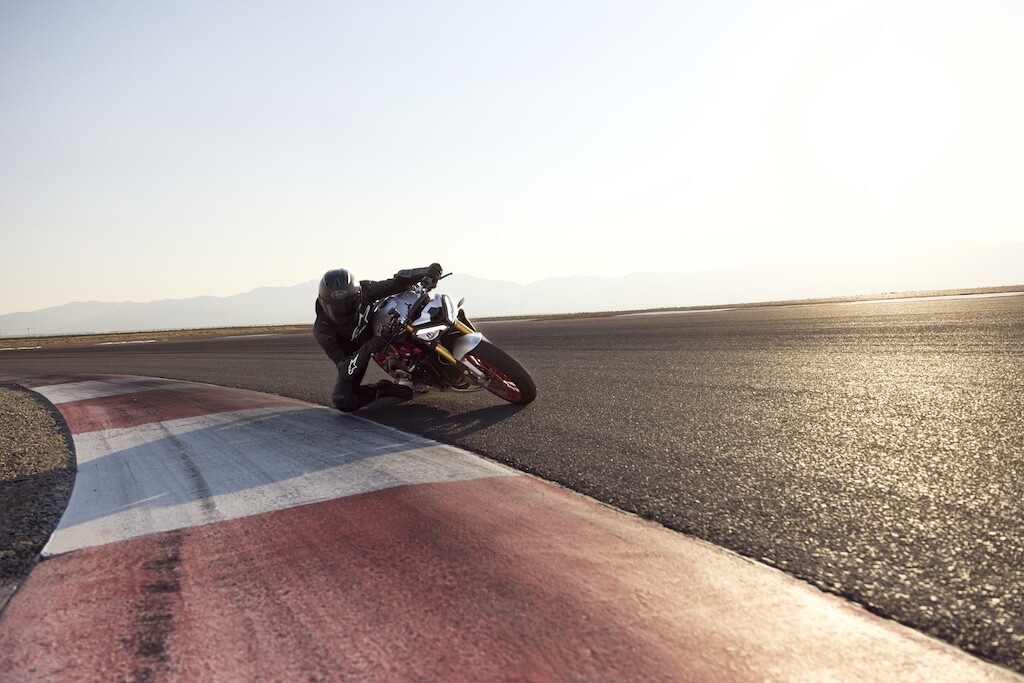 Triumph, le foto della Street Triple 765 RX: dettagli e stile della nuova naked sportiva