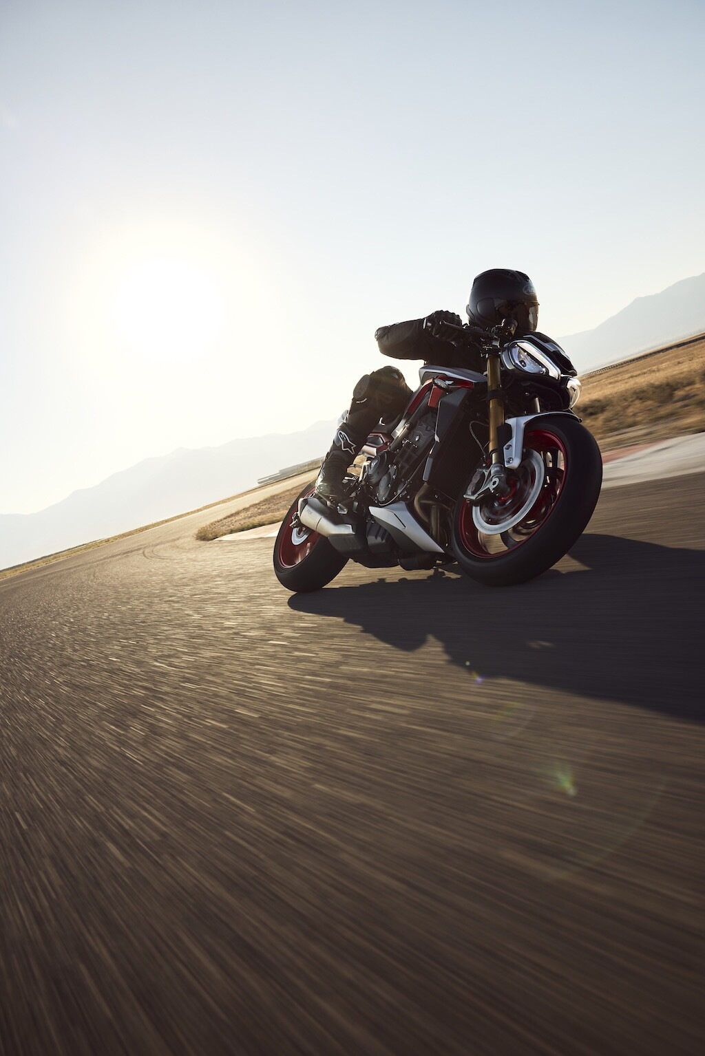 Triumph, le foto della Street Triple 765 RX: dettagli e stile della nuova naked sportiva