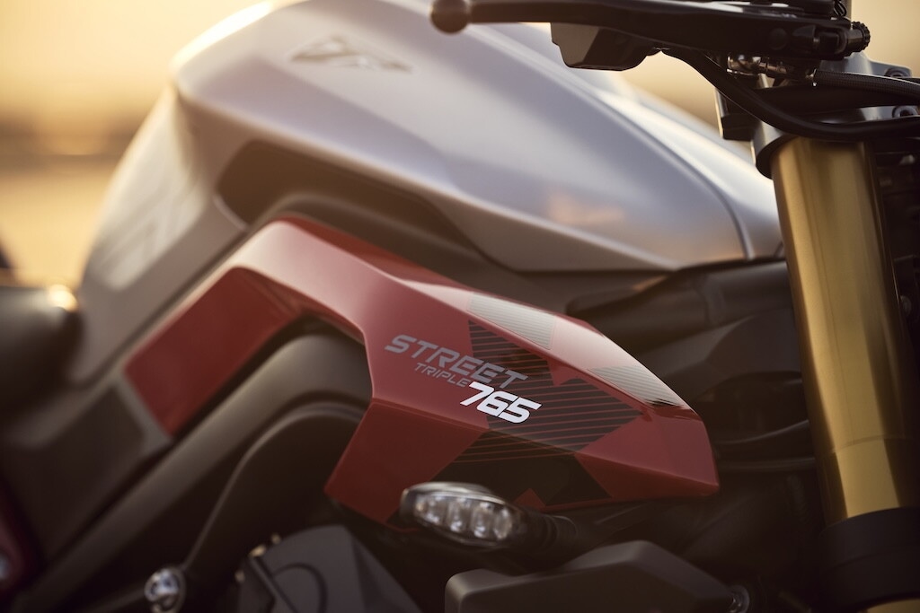 Triumph, le foto della Street Triple 765 RX: dettagli e stile della nuova naked sportiva