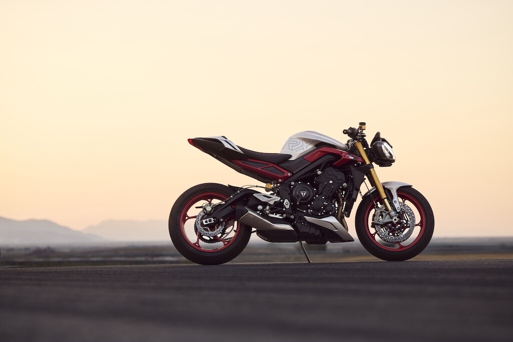 Triumph, le foto della Street Triple 765 RX: dettagli e stile della nuova naked sportiva