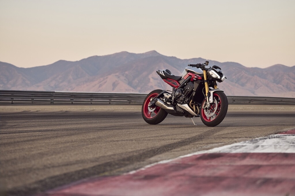 Triumph, le foto della Street Triple 765 RX: dettagli e stile della nuova naked sportiva