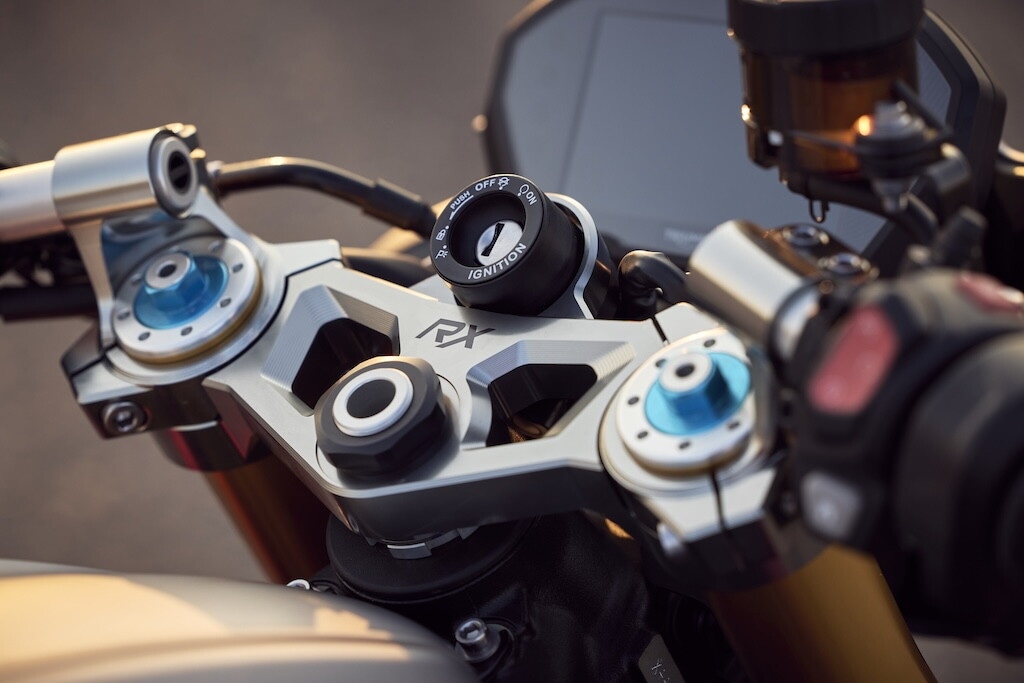 Triumph, le foto della Street Triple 765 RX: dettagli e stile della nuova naked sportiva