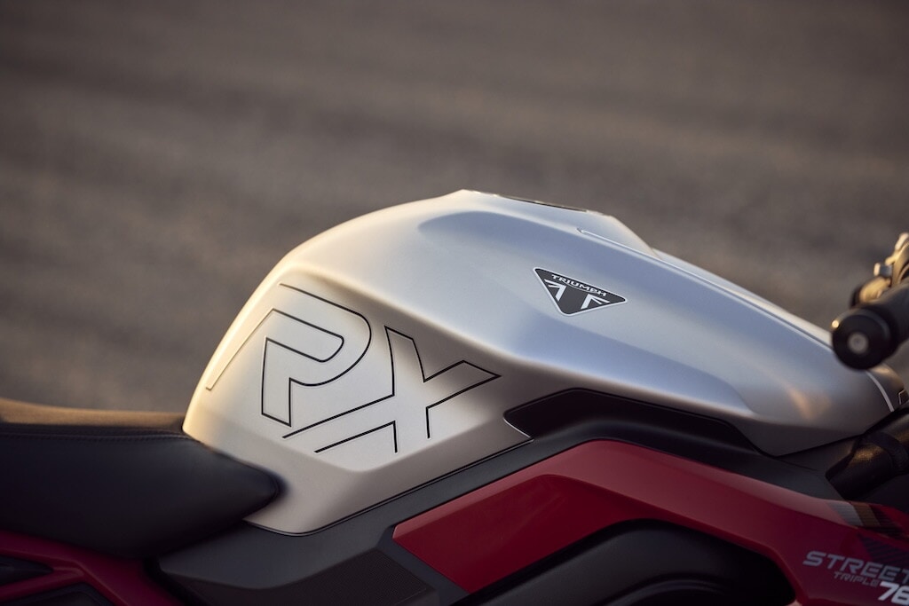 Triumph, le foto della Street Triple 765 RX: dettagli e stile della nuova naked sportiva