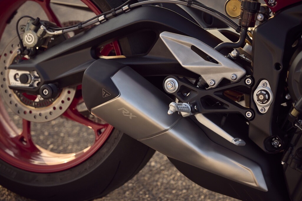 Triumph, le foto della Street Triple 765 RX: dettagli e stile della nuova naked sportiva