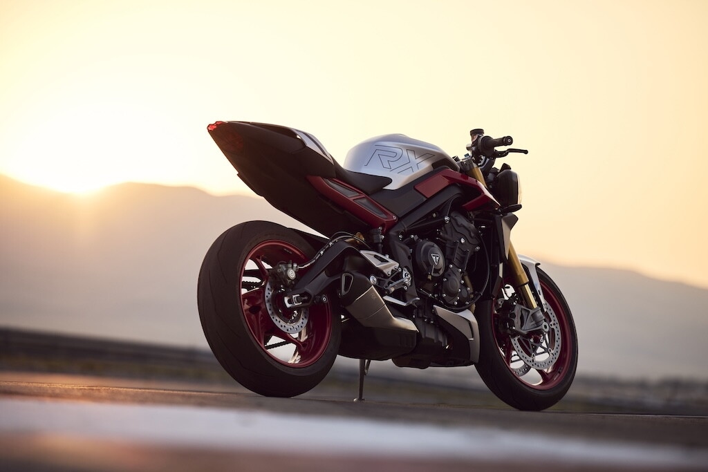 Triumph, le foto della Street Triple 765 RX: dettagli e stile della nuova naked sportiva