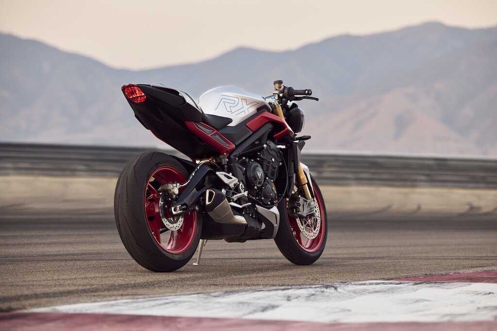 Triumph, le foto della Street Triple 765 RX: dettagli e stile della nuova naked sportiva
