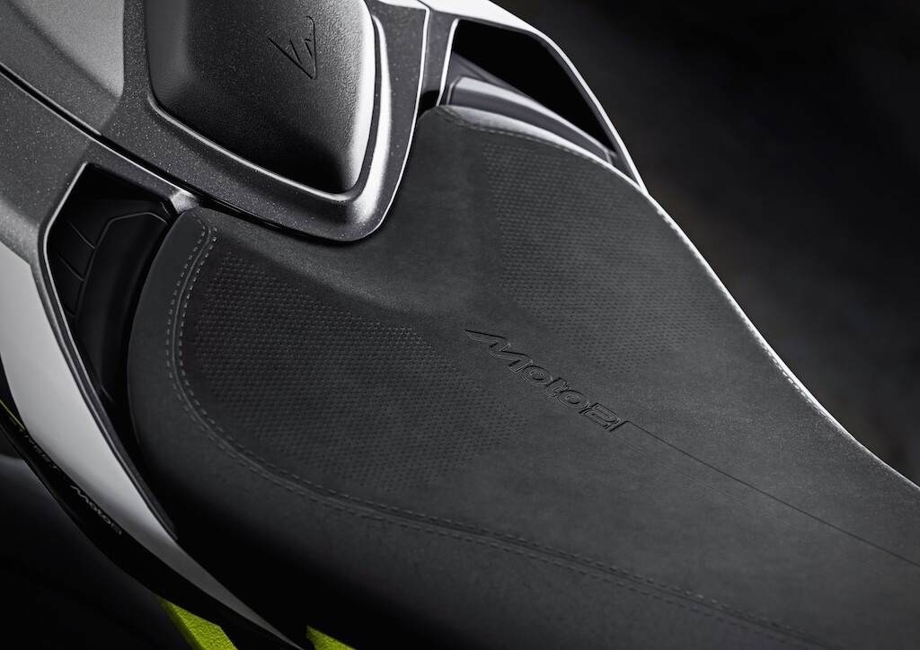 Triumph, le foto della Street Triple 765 Moto2 Edition: ispirazione racing in soli 1.000 esemplari