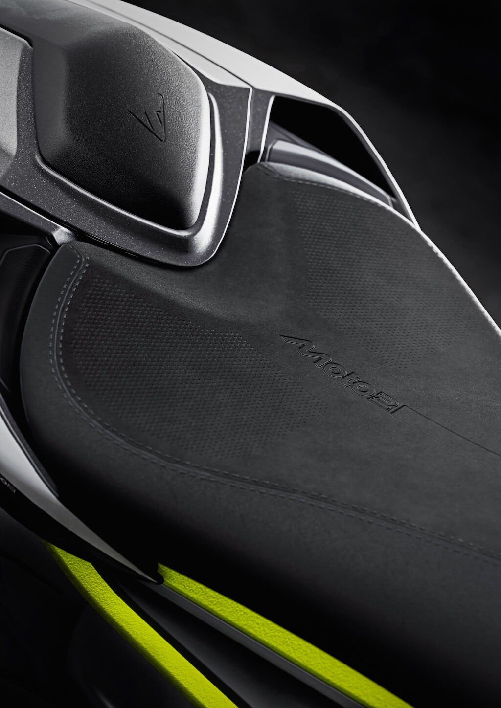 Triumph, le foto della Street Triple 765 Moto2 Edition: ispirazione racing in soli 1.000 esemplari