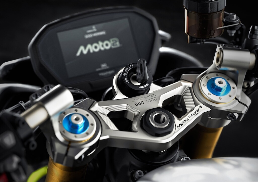 Triumph, le foto della Street Triple 765 Moto2 Edition: ispirazione racing in soli 1.000 esemplari