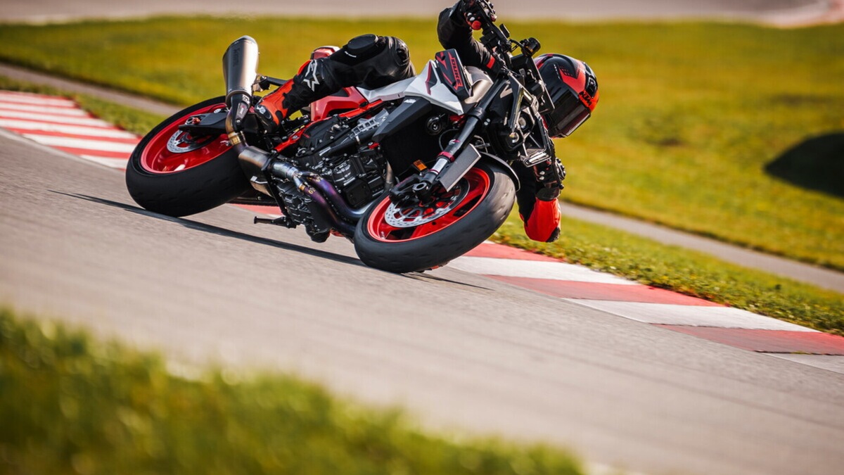 KTM 990 Duke R 2026: una rinfrescata a tecnica e look
