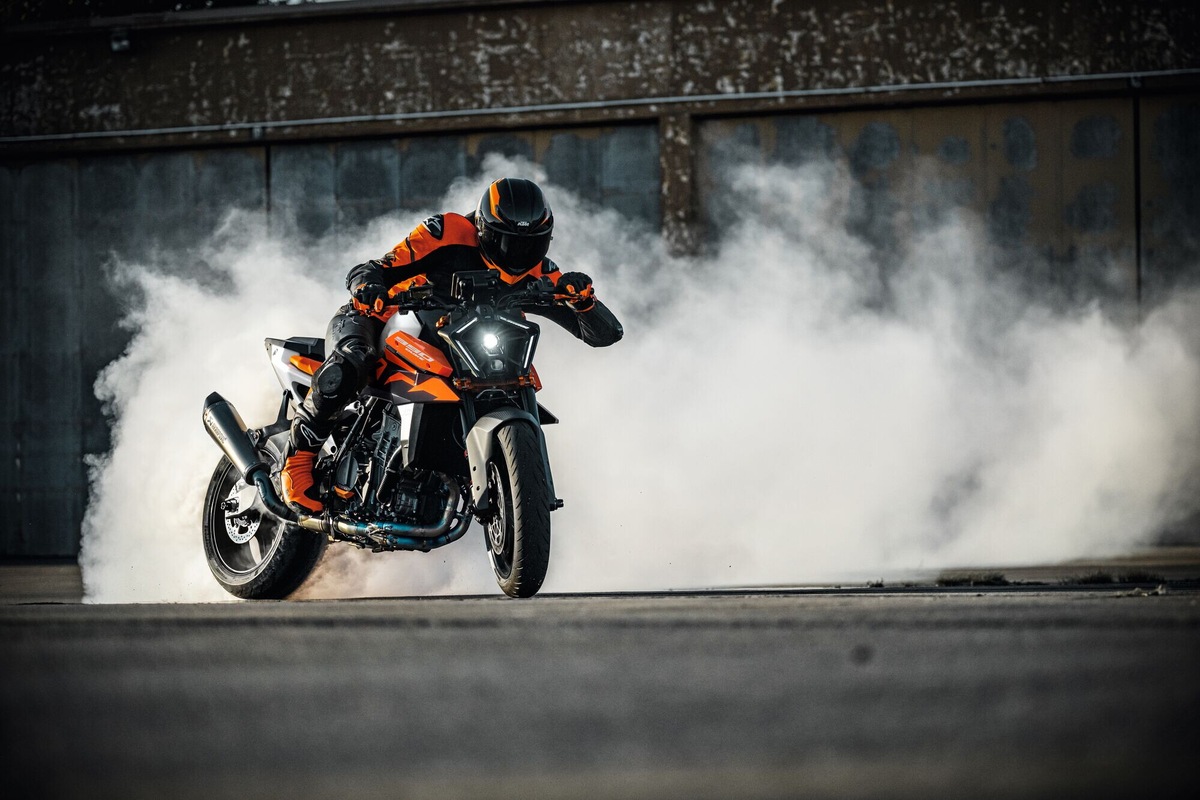 KTM 990 DUKE 2026: nuovi colori, stessa indole ribelle