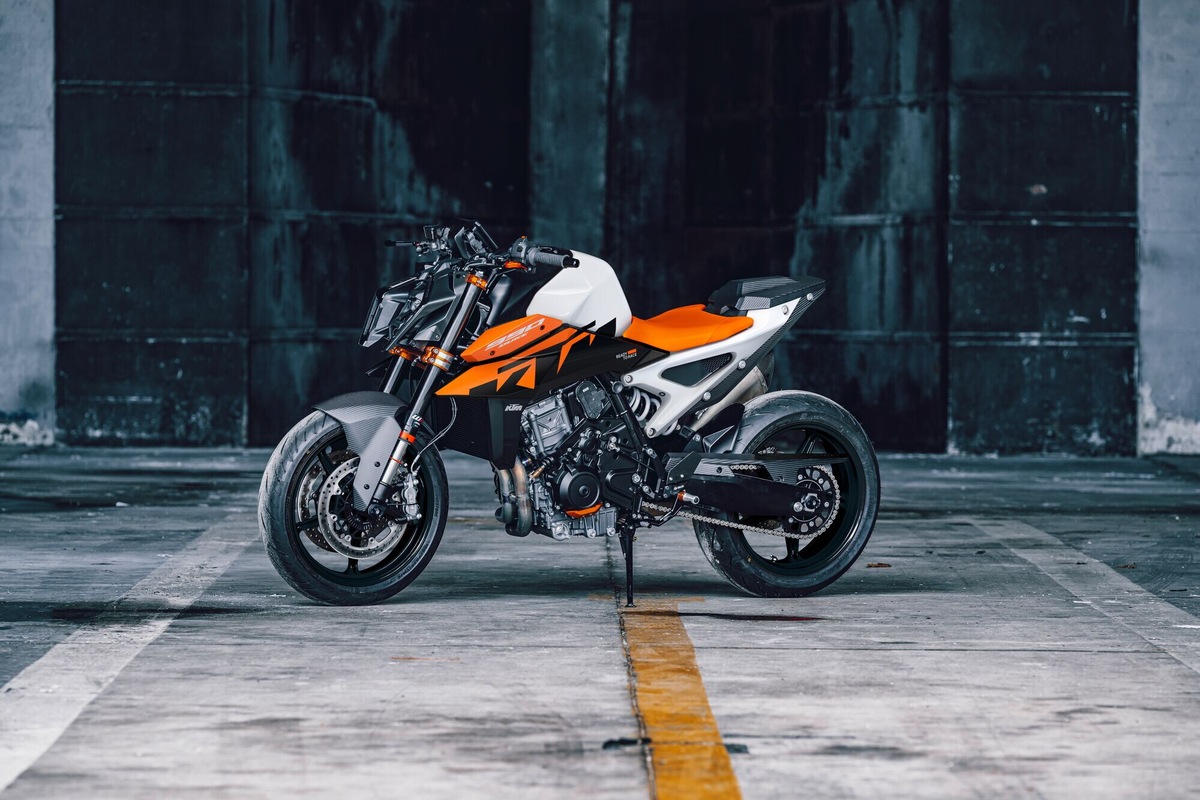 KTM 990 Duke: le foto della nuova livrea 2026