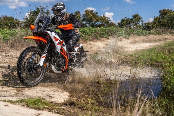 KTM 390 Adventure R: le opinioni di InMoto "fuori dai denti"