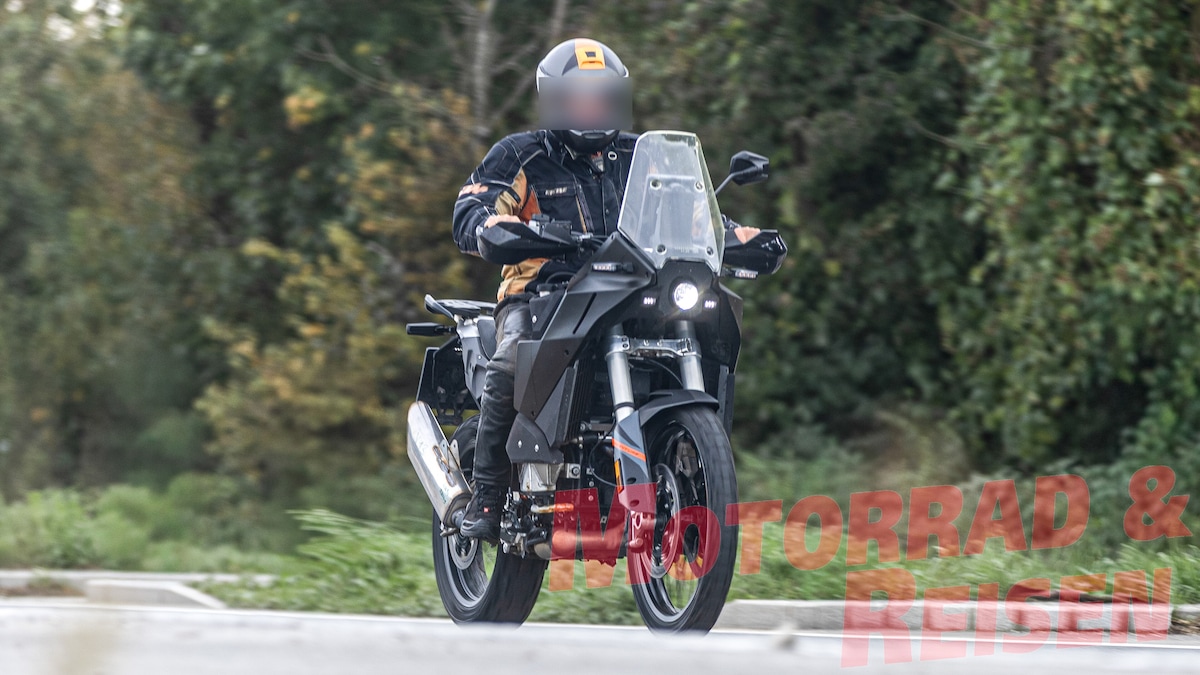 KTM 990 Adventure 2027: le prime foto spia