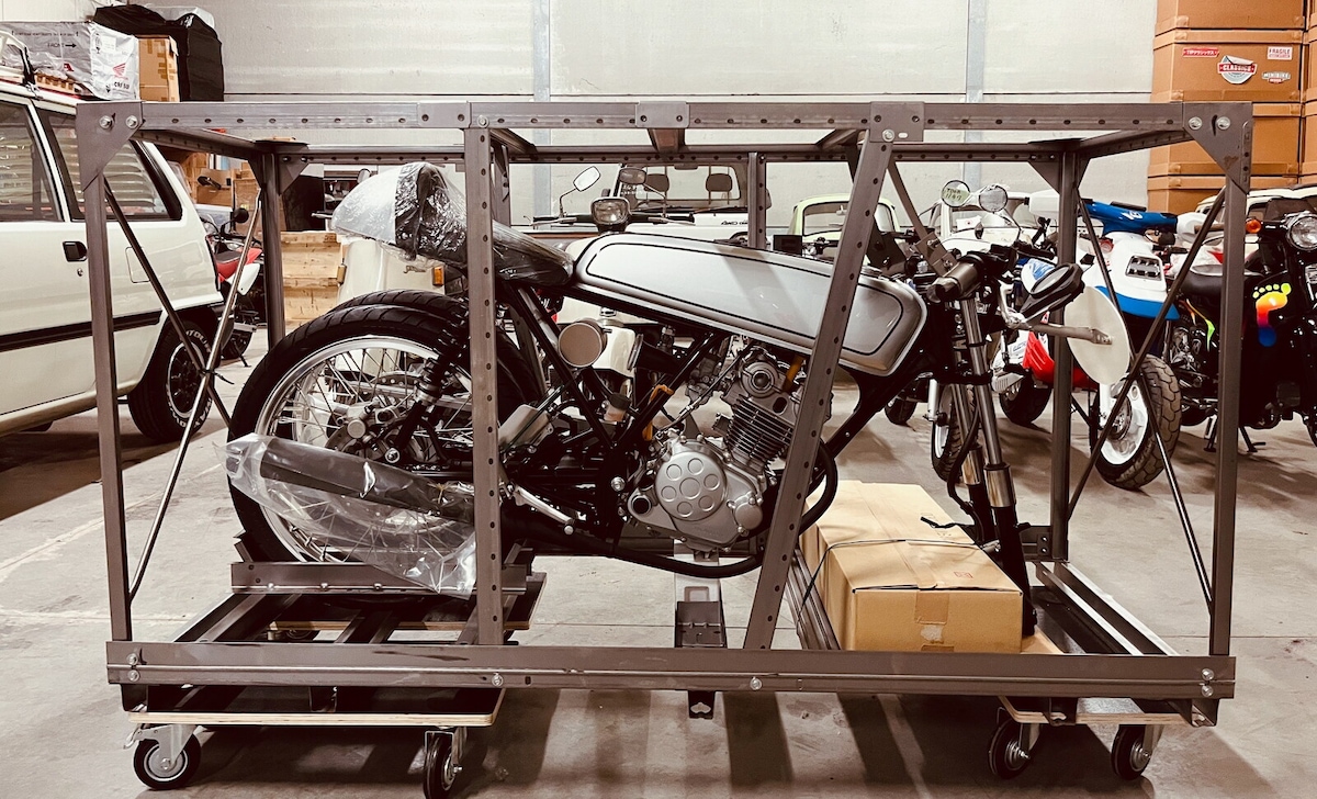 Una Honda CB50R ancora imballata nella scatola va all'asta