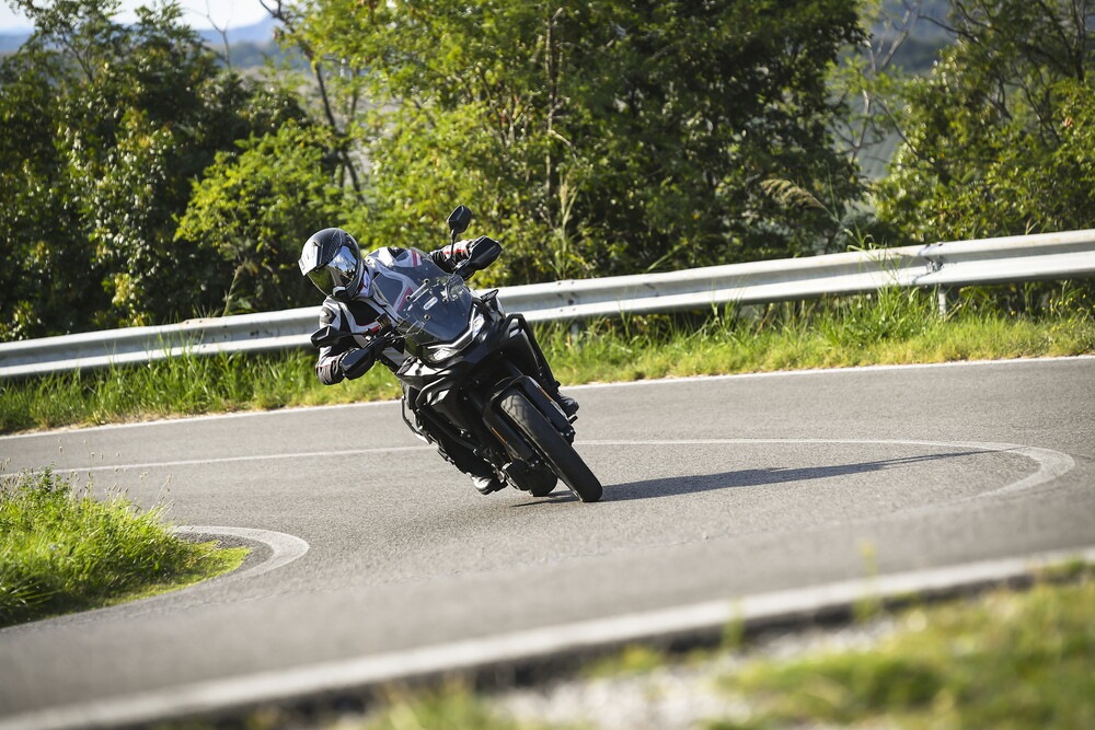 CFMOTO 700MT ADV: le foto della "Comparativa crossover cinesi"