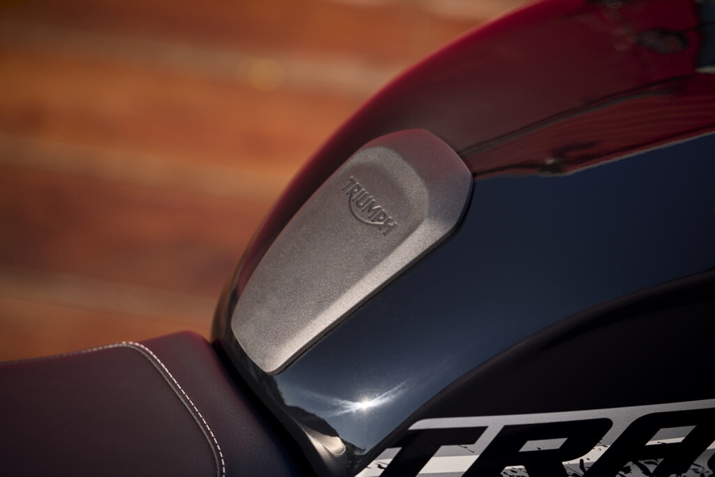 Triumph Tracker 400: le foto della nuova media ispirata al flat track
