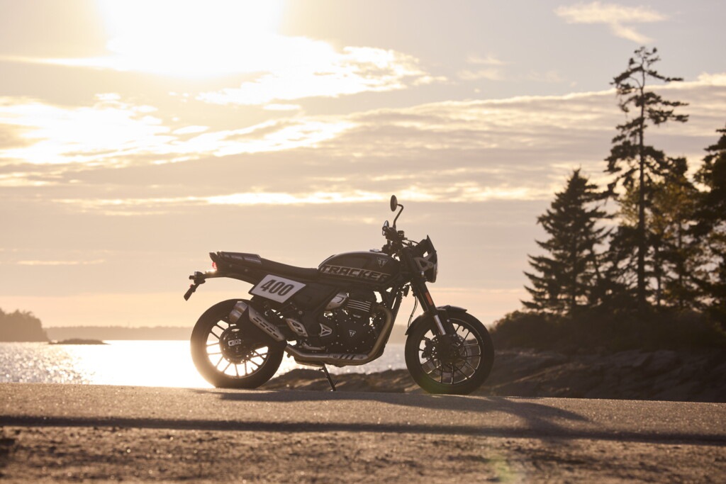 Triumph Tracker 400: le foto della nuova media ispirata al flat track