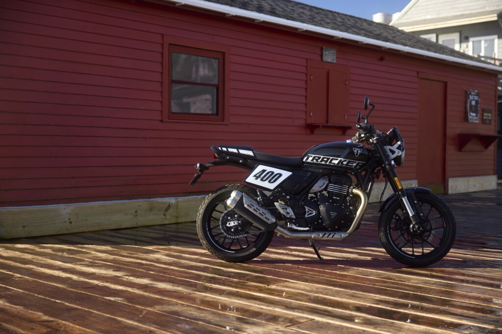 Triumph Tracker 400: le foto della nuova media ispirata al flat track