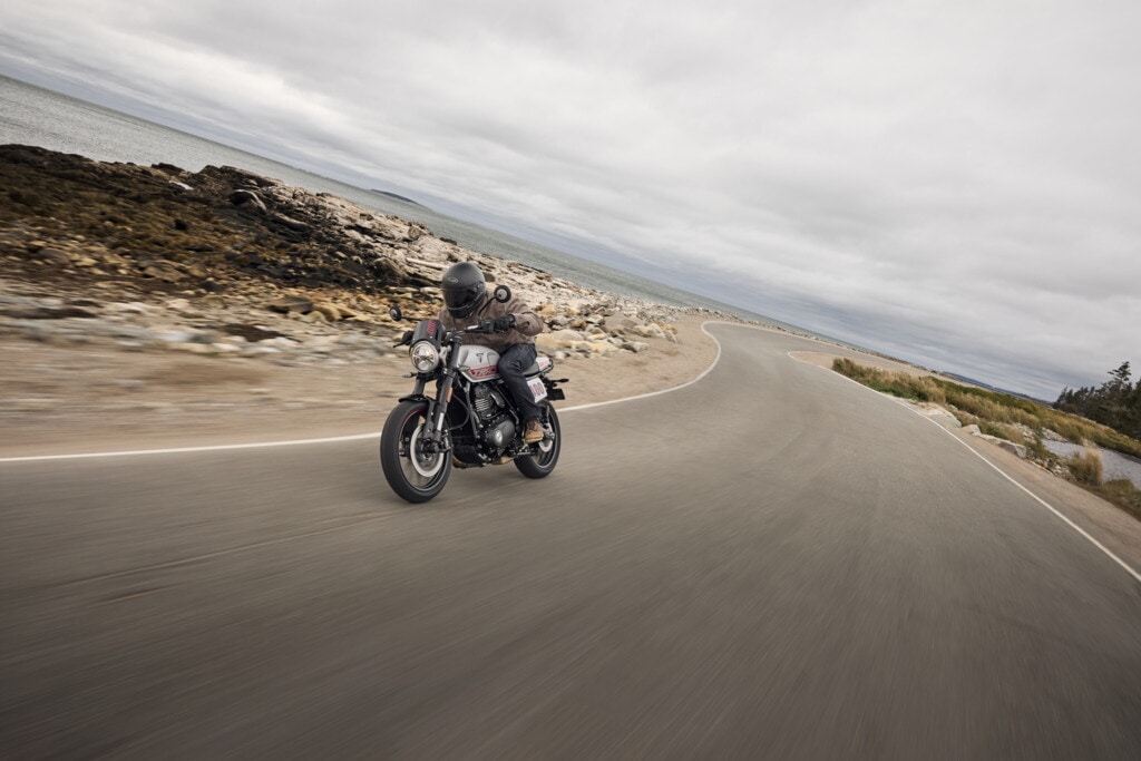 Triumph Tracker 400: le foto della nuova media ispirata al flat track