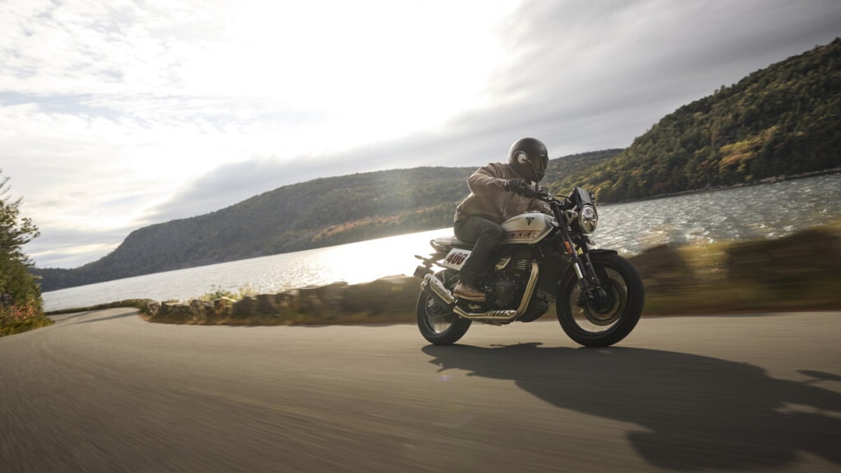 Triumph Tracker 400: le foto della nuova media ispirata al flat track
