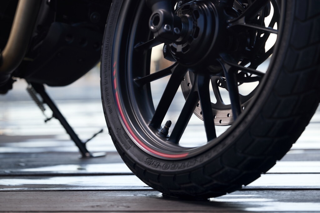 Triumph Tracker 400: le foto della nuova media ispirata al flat track