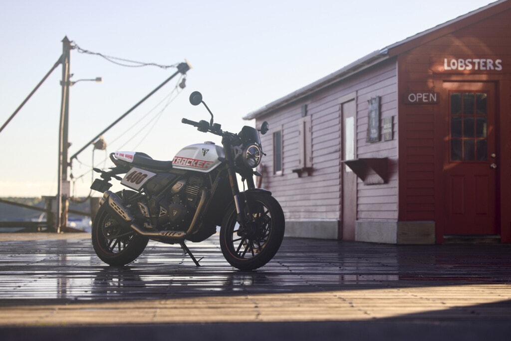 Triumph Tracker 400: le foto della nuova media ispirata al flat track