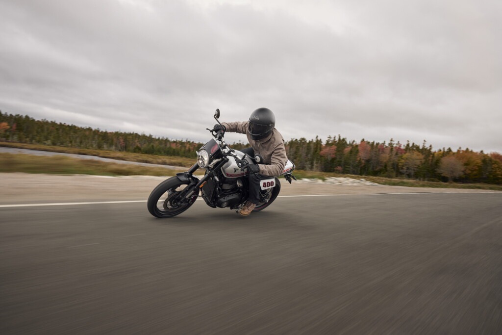 Triumph Tracker 400: le foto della nuova media ispirata al flat track