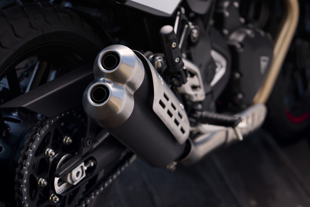 Triumph Tracker 400: le foto della nuova media ispirata al flat track