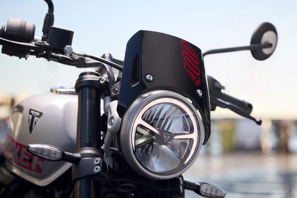 Triumph Tracker 400: le foto della nuova media ispirata al flat track