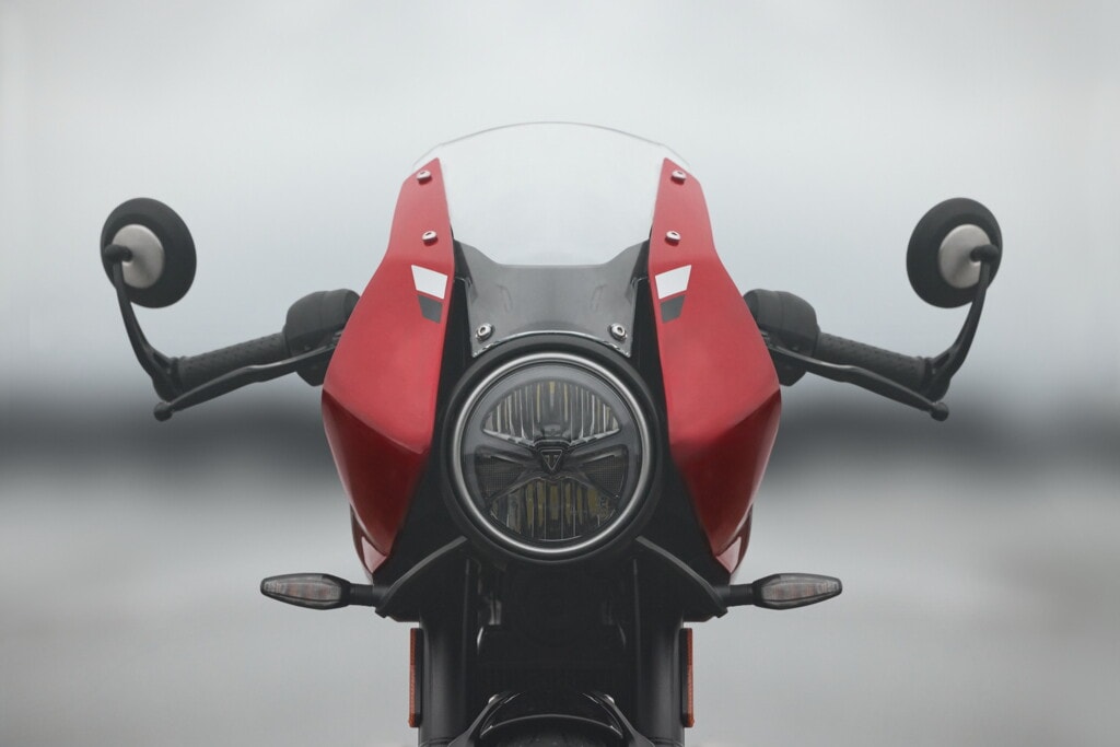 Triumph Thruxton 400: le foto della novità per patente A2