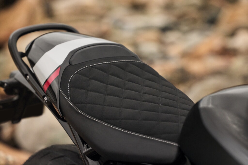 Triumph Thruxton 400: le foto della novità per patente A2